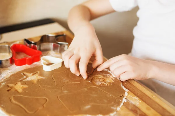 Las manos de los niños hacen pan de jengibre. Chico pequeño cortando galletas para — Foto de Stock