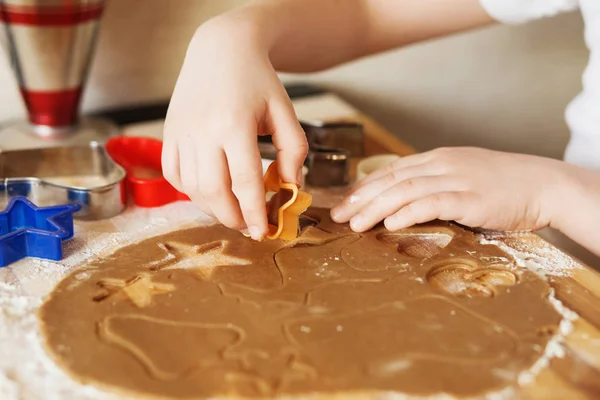 Las manos de los niños hacen pan de jengibre. Chico pequeño cortando galletas para — Foto de Stock