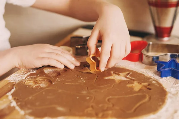 Las manos de los niños hacen pan de jengibre. Chico pequeño cortando galletas para — Foto de Stock