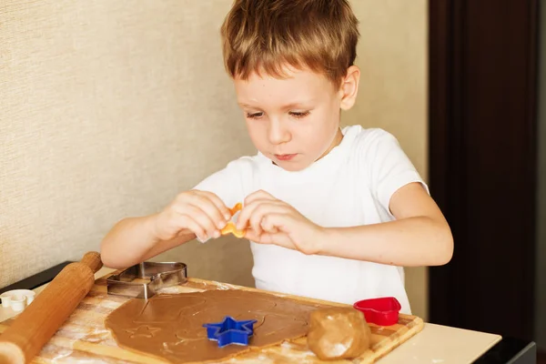 子供たちの手は、ジンジャーブレッドを作る。小さな男の子切削クッキー — ストック写真
