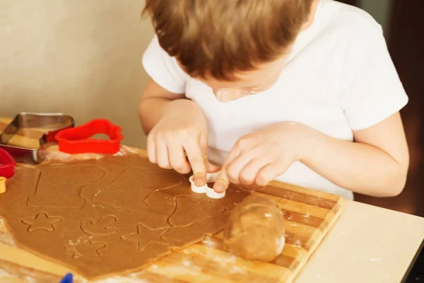 Las manos de los niños hacen pan de jengibre. Chico pequeño cortando galletas para — Foto de Stock