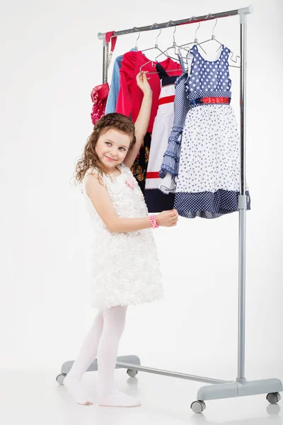 Gadis kecil dan pakaian menggantung belanja — Stok Foto