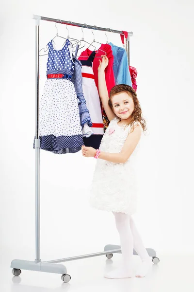 Menina e roupas cabides de compras — Fotografia de Stock