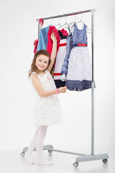 Menina e roupas cabides de compras — Fotografia de Stock