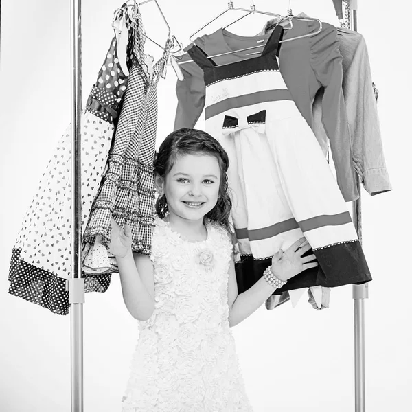 Mała dziewczynka i wieszaki na ubrania zakupy — Zdjęcie stockowe