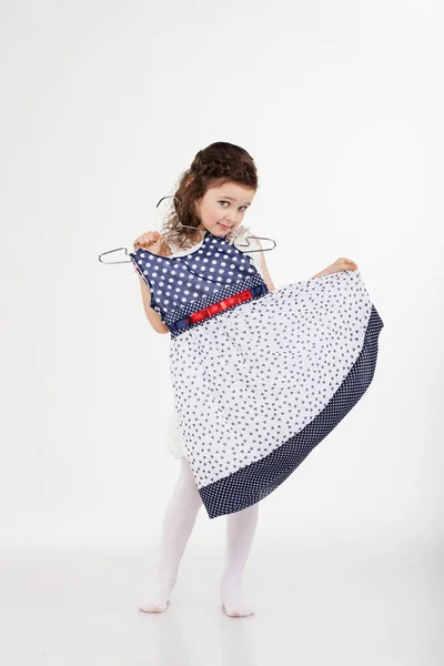 Κοριτσάκι και κρεμάστρες για ρούχα ψώνια — Φωτογραφία Αρχείου