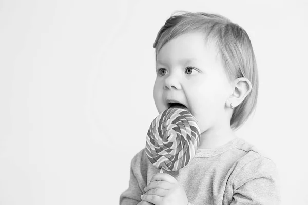 Bambini felici con una grande caramella deliziosa . — Foto Stock