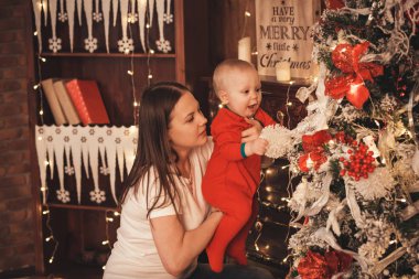 Aile eve Noel kutlama için hazırlanıyor.