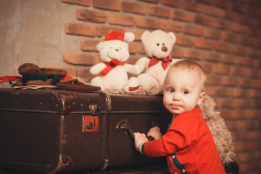 Sevimli küçük bir çocuk portresi. Küçük çocuk Noel oyuncaklar arasında