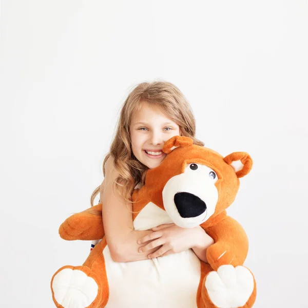 Petite fille avec un gros ours en peluche s'amuser à rire Isolé sur — Photo