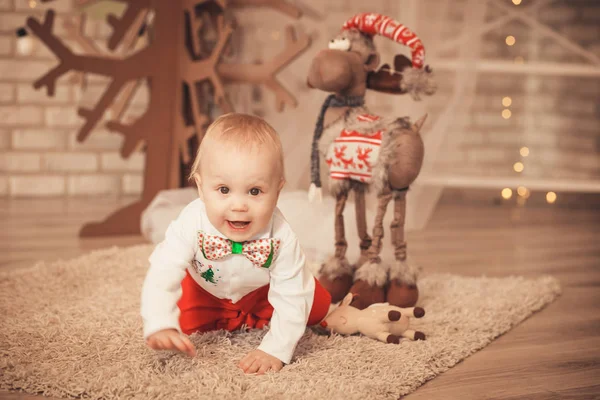 Schattige kleine babyjongen onder Christmas decorations — Stockfoto