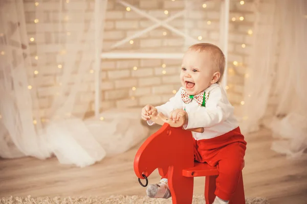 Bello piccolo bambino equitazione dondolo cervo . — Foto Stock