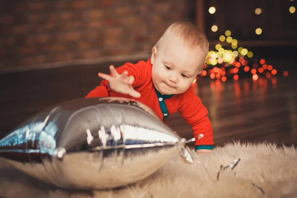 Precioso bebé con traje de Papá Noel para Navidad jugando ingenio — Foto de Stock