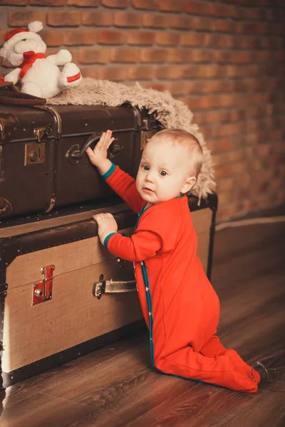 Retrato de um menino bonito. Menino entre brinquedos de Natal — Fotografia de Stock