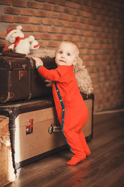 Porträtt av en söt liten pojke bland jul leksaker — Stockfoto