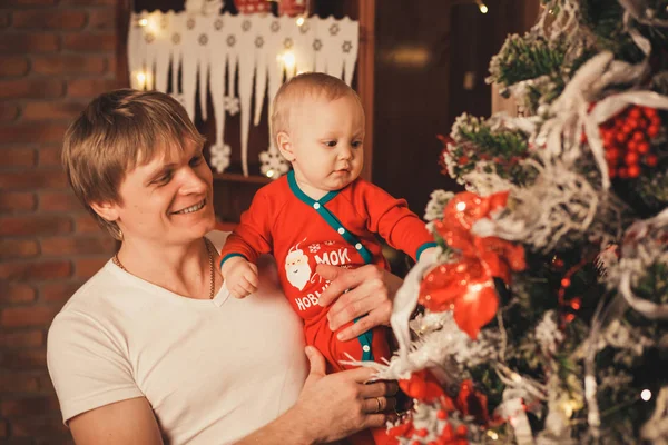 Familia preparando el hogar para la celebración de Navidad . — Foto de Stock