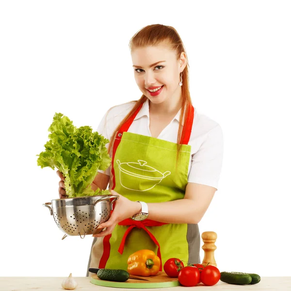 Ung kvinna i förkläde förbereder mat — Stockfoto