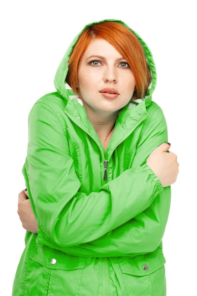 Porträtt av en flicka i en jacka med en darrande från kylan — Stockfoto