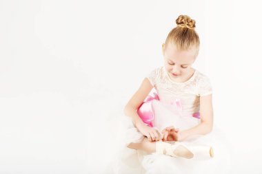 Beyaz arka plan üzerinde izole güzel bale dansçısı. İnce küçük balerin kız beyaz elbise ve pointe Ayakkabı