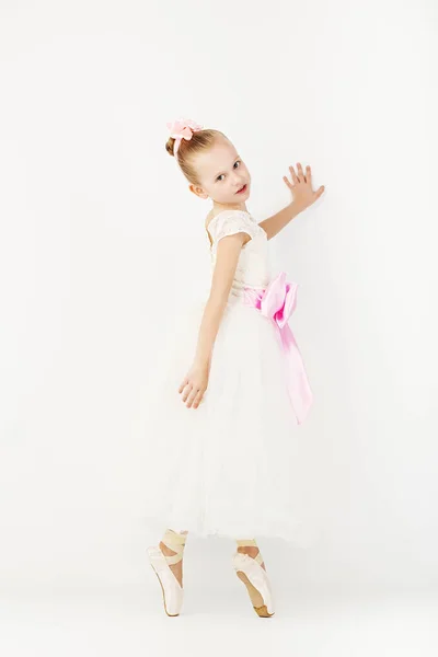 孤立在白色背景上的美丽的芭蕾舞者 纤细小芭蕾舞女孩穿白色连衣裙 足尖鞋 — 图库照片