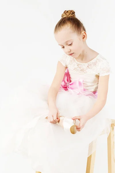 一个小的芭蕾舞演员穿着或起飞在白色背景上孤立她普安特 纤细小芭蕾舞女孩穿白色连衣裙 足尖鞋 — 图库照片