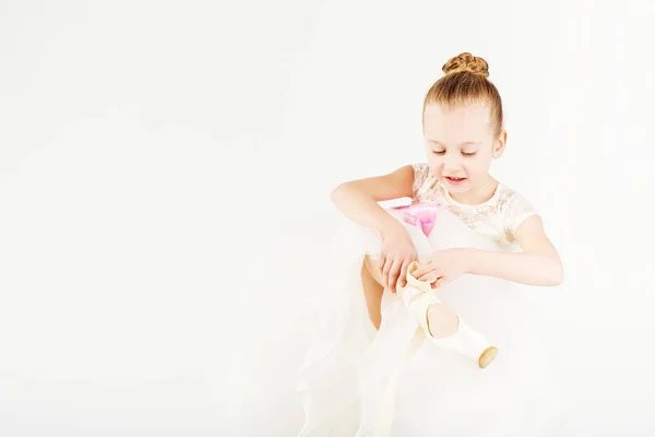 Schöne Balletttänzerin Isoliert Auf Weißem Hintergrund Schlanke Kleine Ballerina Weißem — Stockfoto
