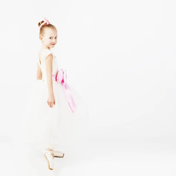 Vackra Balettdansös Isolerad Vit Bakgrund Smal Liten Ballerina Flicka Vit — Stockfoto