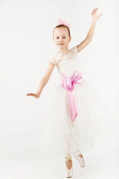 Belle Danseuse Ballet Isolée Sur Fond Blanc Petite Ballerine Élancée — Photo