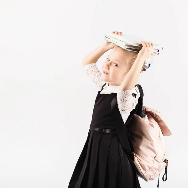 Libro Escuela Chico Niña Sonriente Con Una Gran Mochila Sosteniendo — Foto de Stock