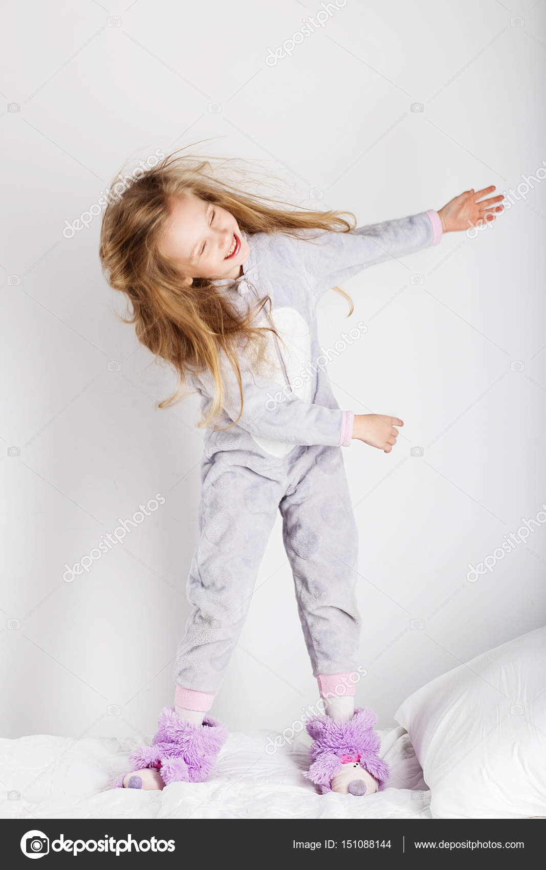 Drôle Petite Fille En Pyjama Sauter Et Samuser Au Lit à Ho