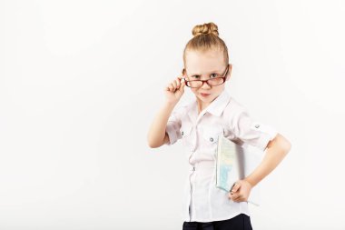 Gülümseyen küçük kız whit karşı sıkı bir öğretmen olarak yapıyor.