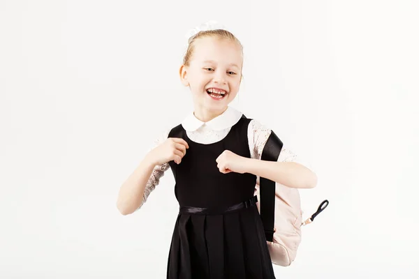 Engraçado sorrindo menina com grande mochila pulando e ter f — Fotografia de Stock