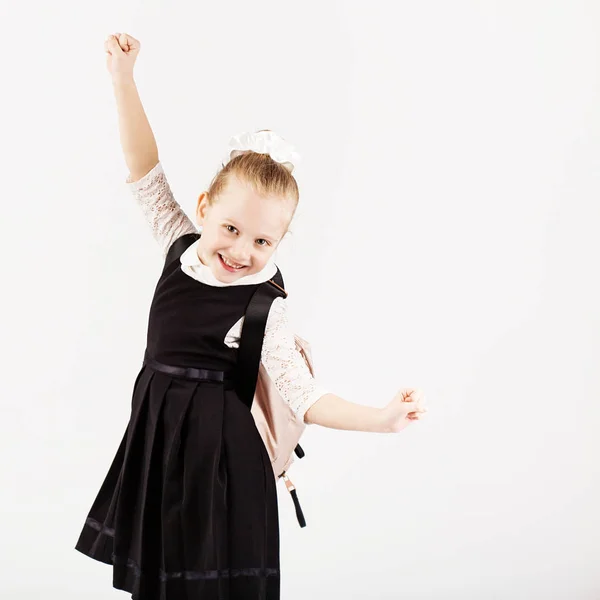 Divertente sorridente bambina con grande zaino salto e avendo f — Foto Stock