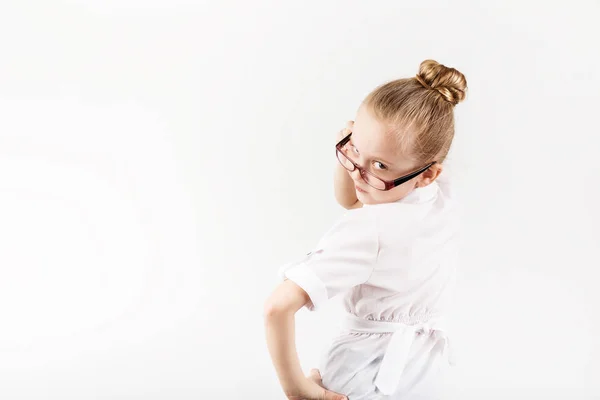 Divertente bambina che indossa occhiali imita un insegnante rigoroso a — Foto Stock