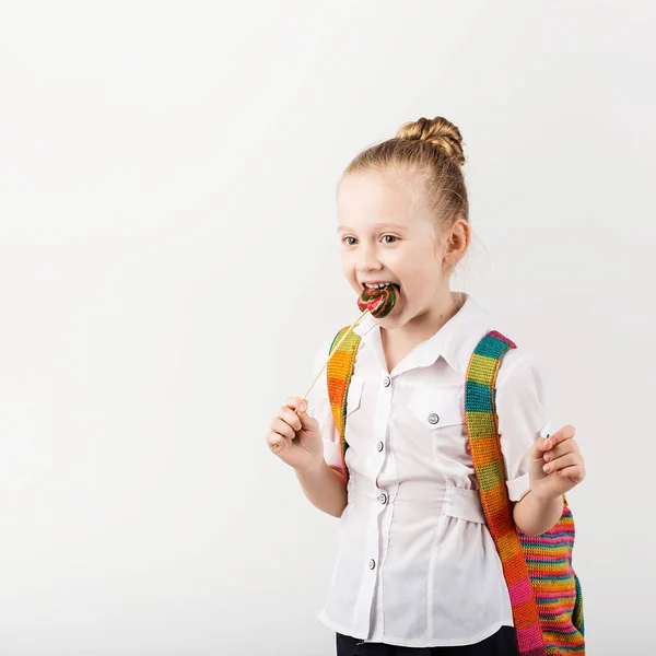 Adorable niña en auriculares disfrutar con una música . — Foto de Stock