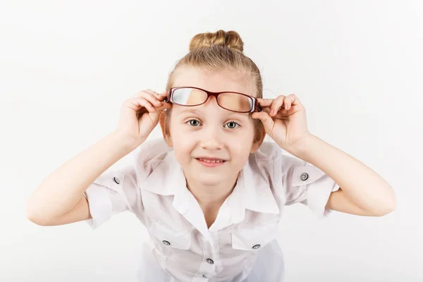 Graciosa niña con gafas imita a un maestro estricto un —  Fotos de Stock