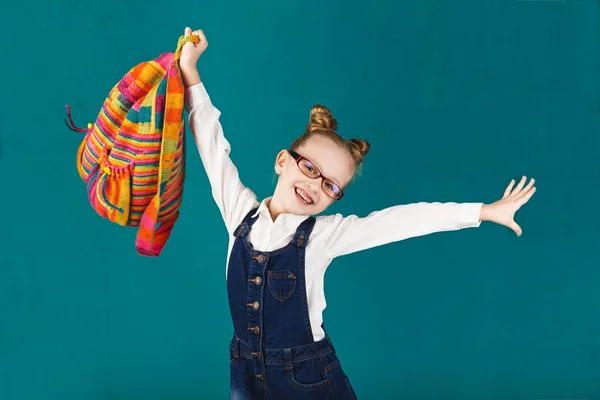 Funny smiling little girl with big backpack jumping and having f — Stock Photo, Image