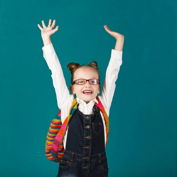 Engraçado sorrindo menina com grande mochila pulando e ter f — Fotografia de Stock