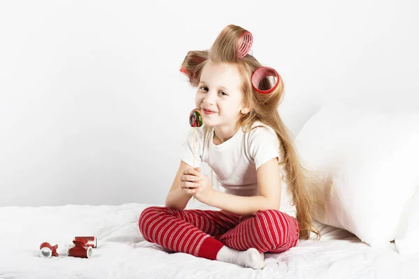 Retrato de una niña encantadora con grandes rizadores en la cabeza ea — Foto de Stock