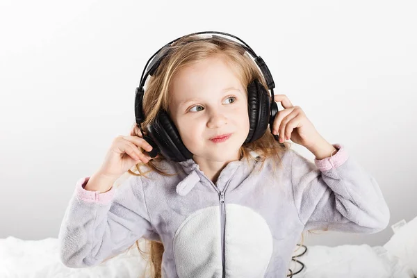 Adorável menina em fones de ouvido desfrutar com uma música . — Fotografia de Stock