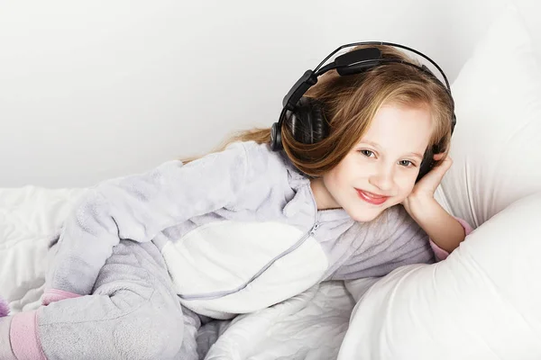 Adorável menina em fones de ouvido desfrutar com uma música . — Fotografia de Stock
