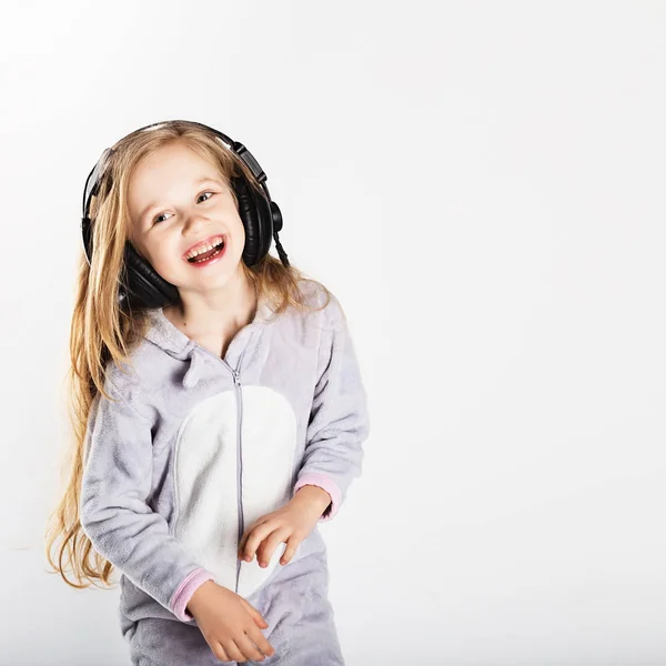 Adorável menina em fones de ouvido desfrutar com uma música . — Fotografia de Stock