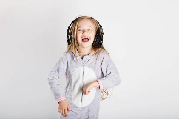 Adorável menina em fones de ouvido desfrutar com uma música . — Fotografia de Stock