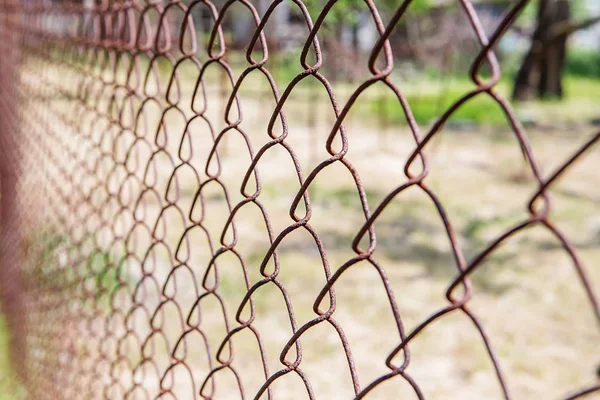 Gamla Rostiga Mesh Oskärpa Färgglada Mönster Rostig Metallstängsel — Stockfoto