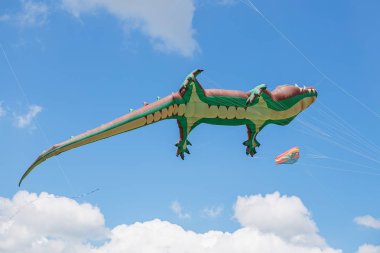 mavi gökyüzünde uçan uçurtma. Uçurtma çeşitli şekiller.