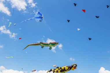 mavi gökyüzünde uçan uçurtma. Uçurtma çeşitli şekiller.