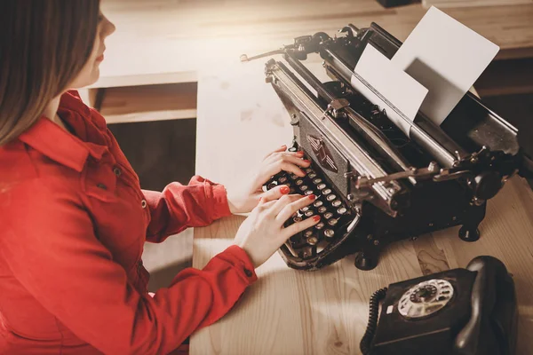 Sekretarz w stara maszyna do pisania z telefonu. Młoda kobieta przy użyciu ty — Zdjęcie stockowe