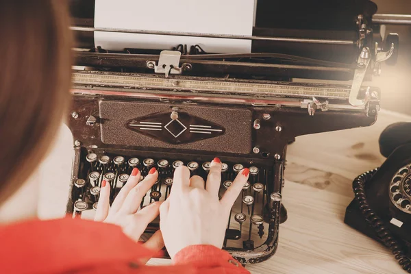 Sekretarz w stara maszyna do pisania z telefonu. Młoda kobieta przy użyciu ty — Zdjęcie stockowe