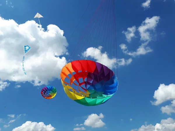 Pipas voando em um céu azul. Pipas de várias formas — Fotografia de Stock