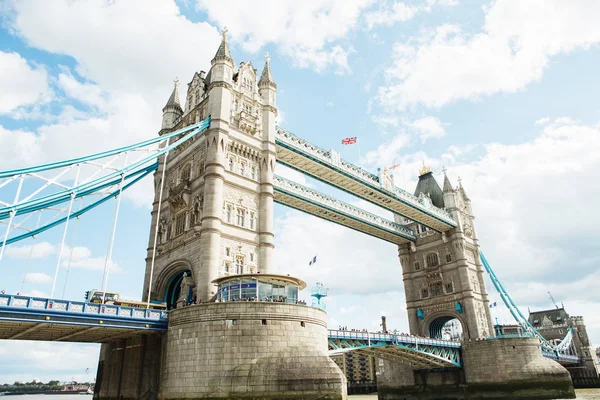 Tower Bridge à Londres, au Royaume-Uni . — Photo